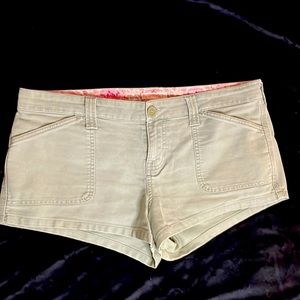 Abercrombie and Fitch women’s khaki shorts size 8. Good condition.
